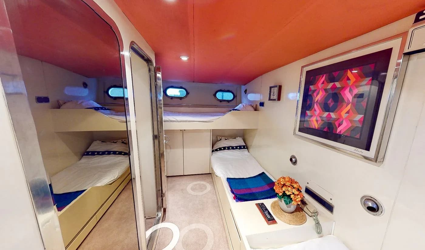 3-bäddshytt med våningssäng ombord M/Y Gaia