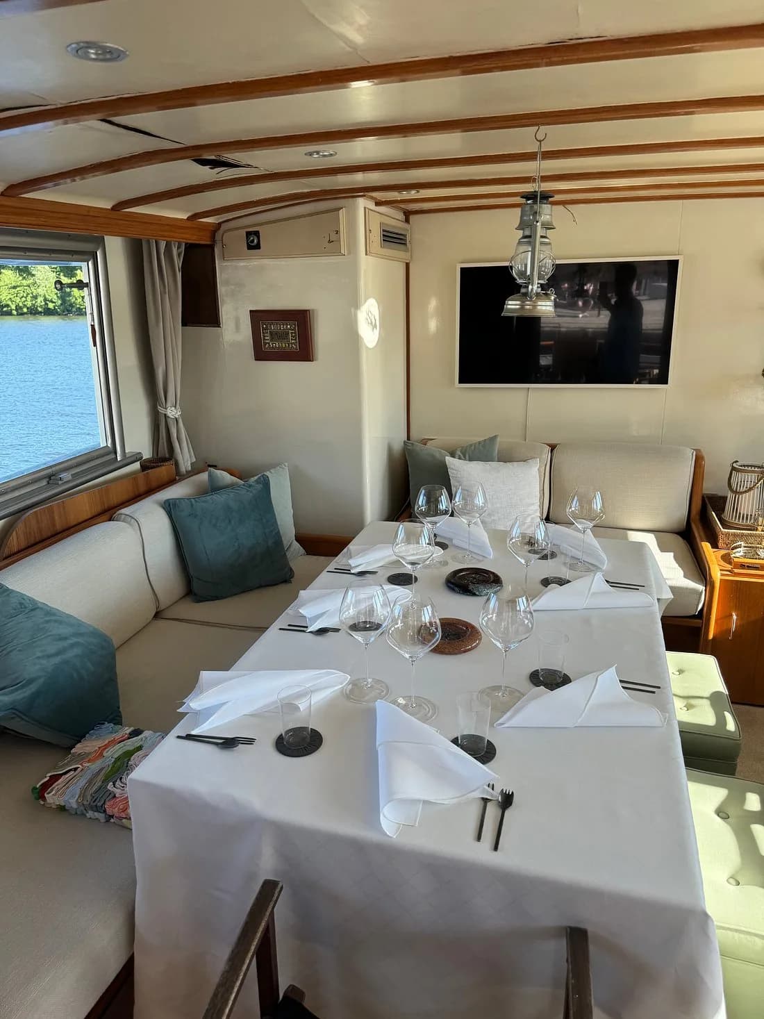 Salongen ombord M/Y Gaia dukad för middag